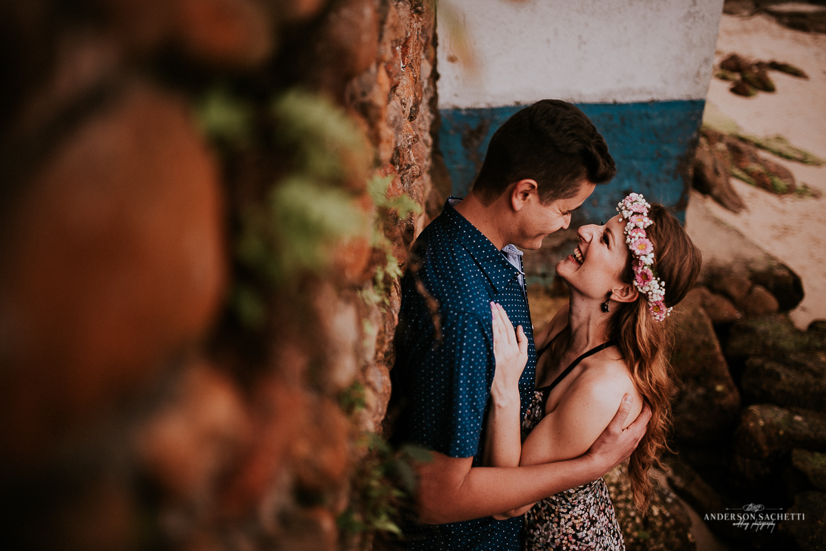 Ensaio de casal pré wedding na praia de bombinhas sc, fotógrafo anderson sachetti, praia da sepultura