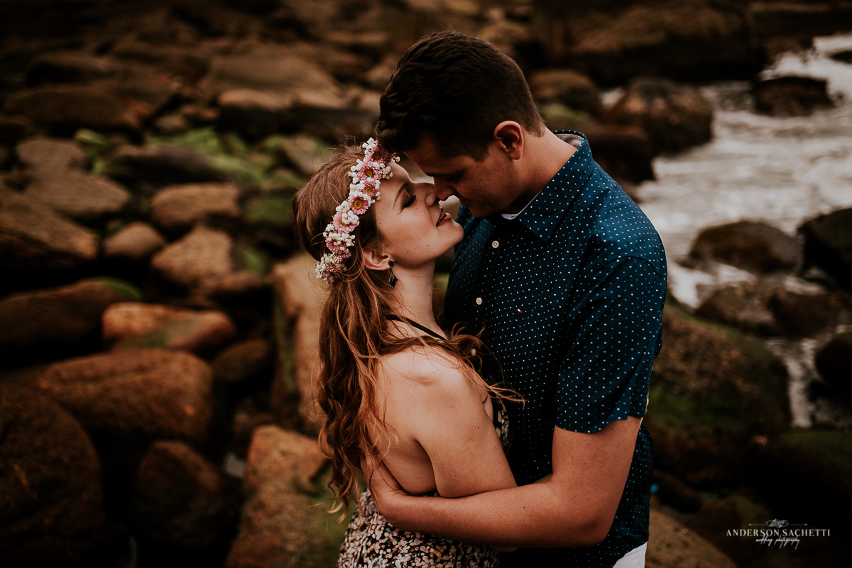 Ensaio de casal pré wedding na praia de bombinhas sc, fotógrafo anderson sachetti, praia da sepultura