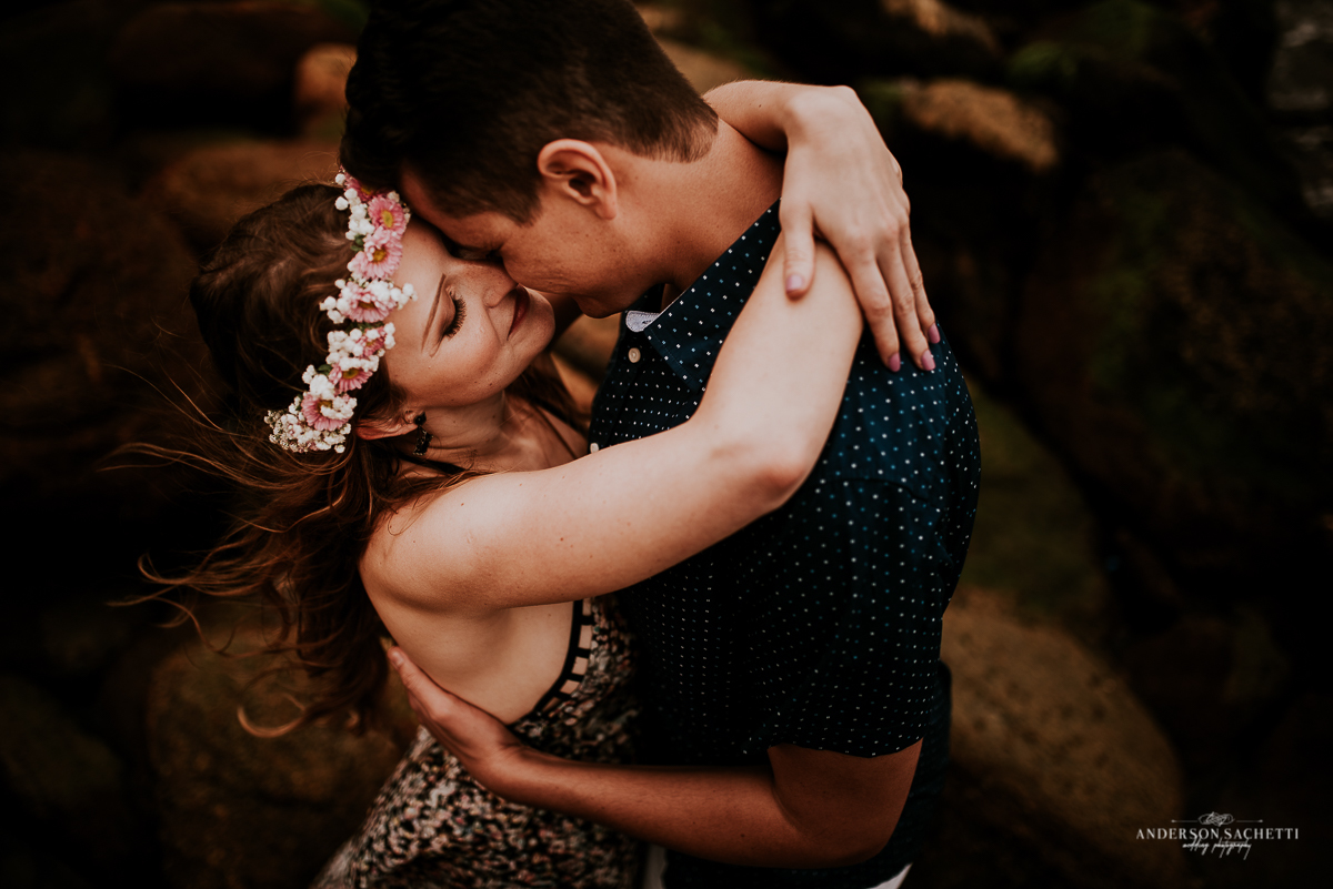 Ensaio de casal pré wedding na praia de bombinhas sc, fotógrafo anderson sachetti, praia da sepultura