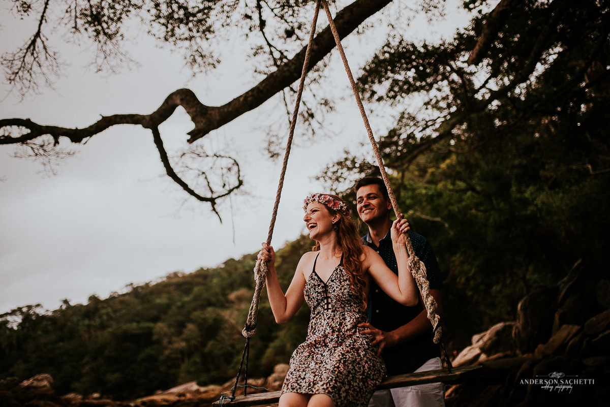 Ensaio de casal pré wedding na praia de bombinhas sc, fotógrafo anderson sachetti, praia da sepultura