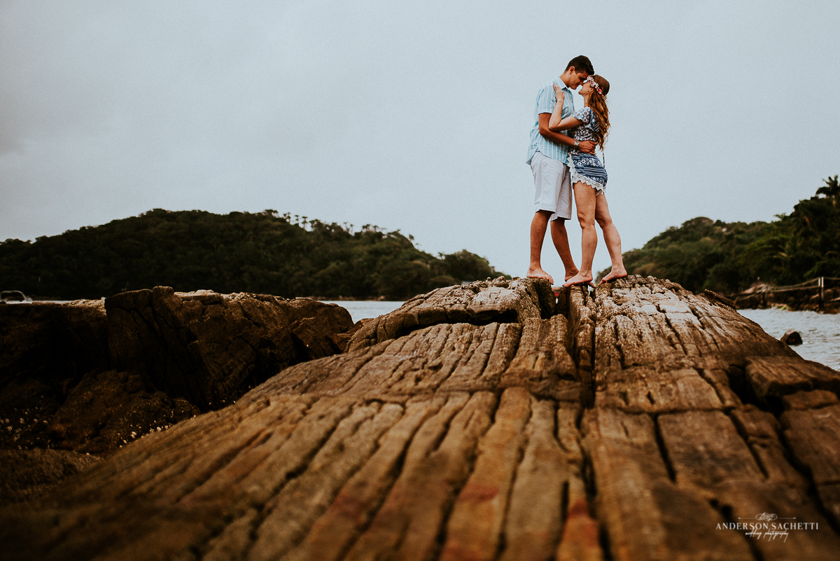 Ensaio de casal pré wedding na praia de bombinhas sc, fotógrafo anderson sachetti, praia de bombinhas