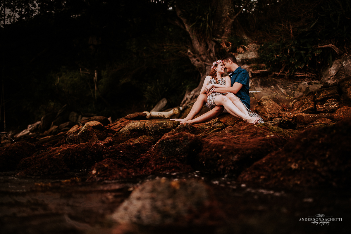 Ensaio de casal pré wedding na praia de bombinhas sc, fotógrafo anderson sachetti, praia da sepultura
