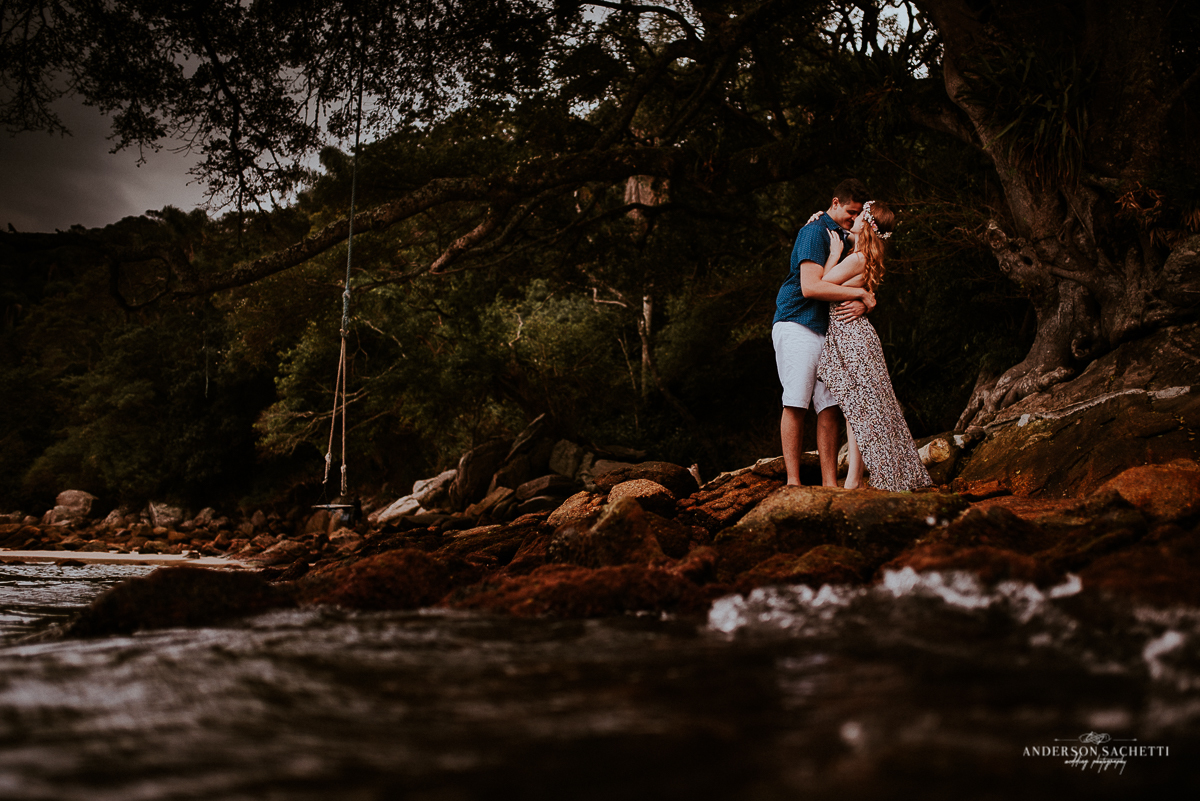 Ensaio de casal pré wedding na praia de bombinhas sc, fotógrafo anderson sachetti, praia da sepultura, noivos nas rochas