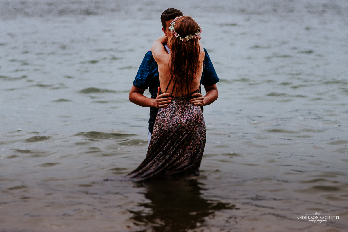 Ensaio de casal pré wedding na praia de bombinhas sc, fotógrafo anderson sachetti, praia da sepultura, noivos na agua