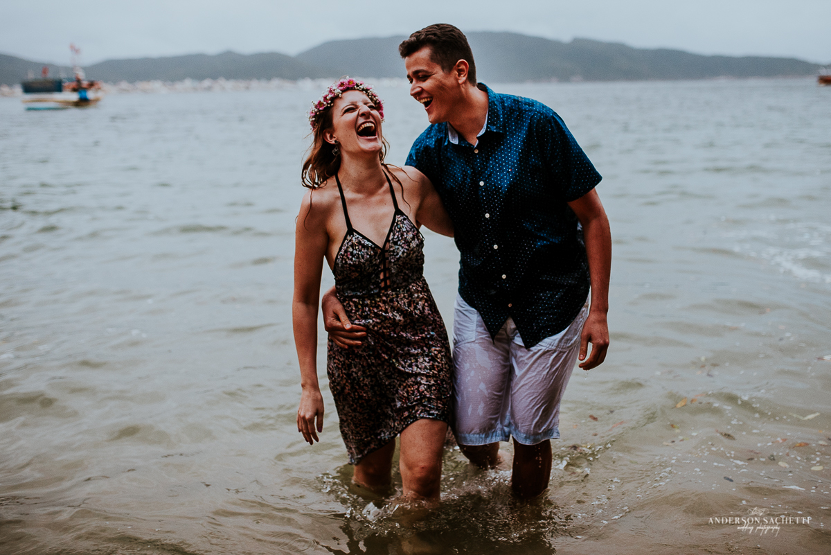 Ensaio de casal pré wedding na praia de bombinhas sc, fotógrafo anderson sachetti, praia da sepultura, noivos na agua