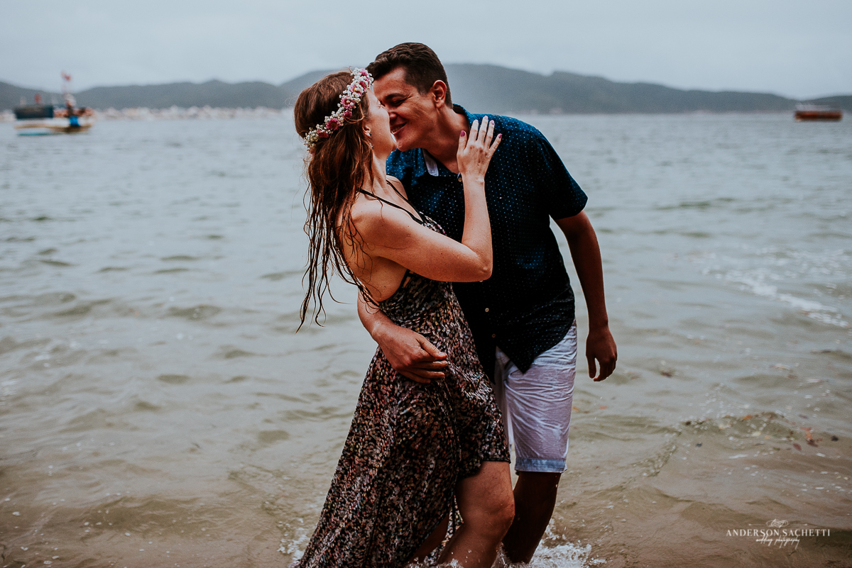 Ensaio de casal pré wedding na praia de bombinhas sc, fotógrafo anderson sachetti, praia da sepultura, noivos na agua
