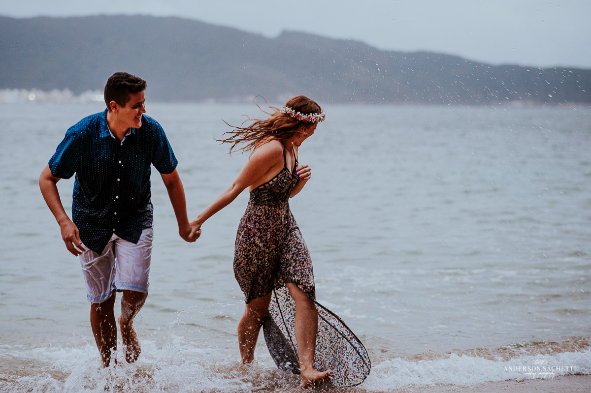 Ensaio de casal pré wedding na praia de bombinhas sc, fotógrafo anderson sachetti, praia da sepultura, noivos na agua