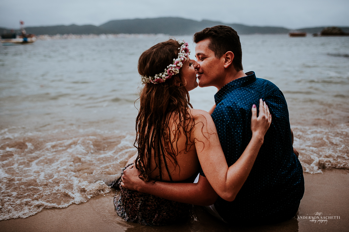 Ensaio de casal pré wedding na praia de bombinhas sc, fotógrafo anderson sachetti, praia da sepultura, noivos na agua