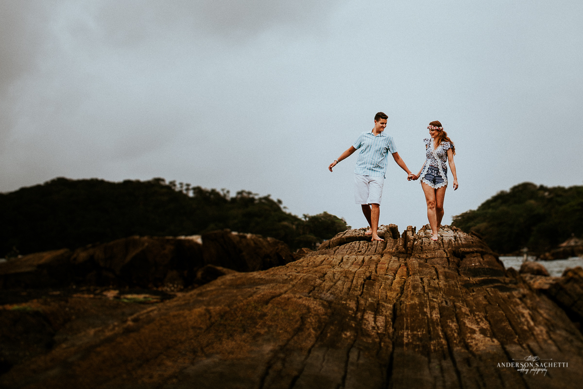 Ensaio de casal pré wedding na praia de bombinhas sc, fotógrafo anderson sachetti, praia de bombinhas