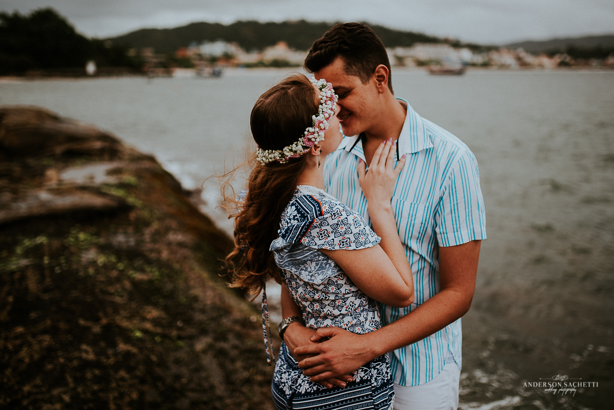 Ensaio de casal pré wedding na praia de bombinhas sc, fotógrafo anderson sachetti, praia de bombinhas