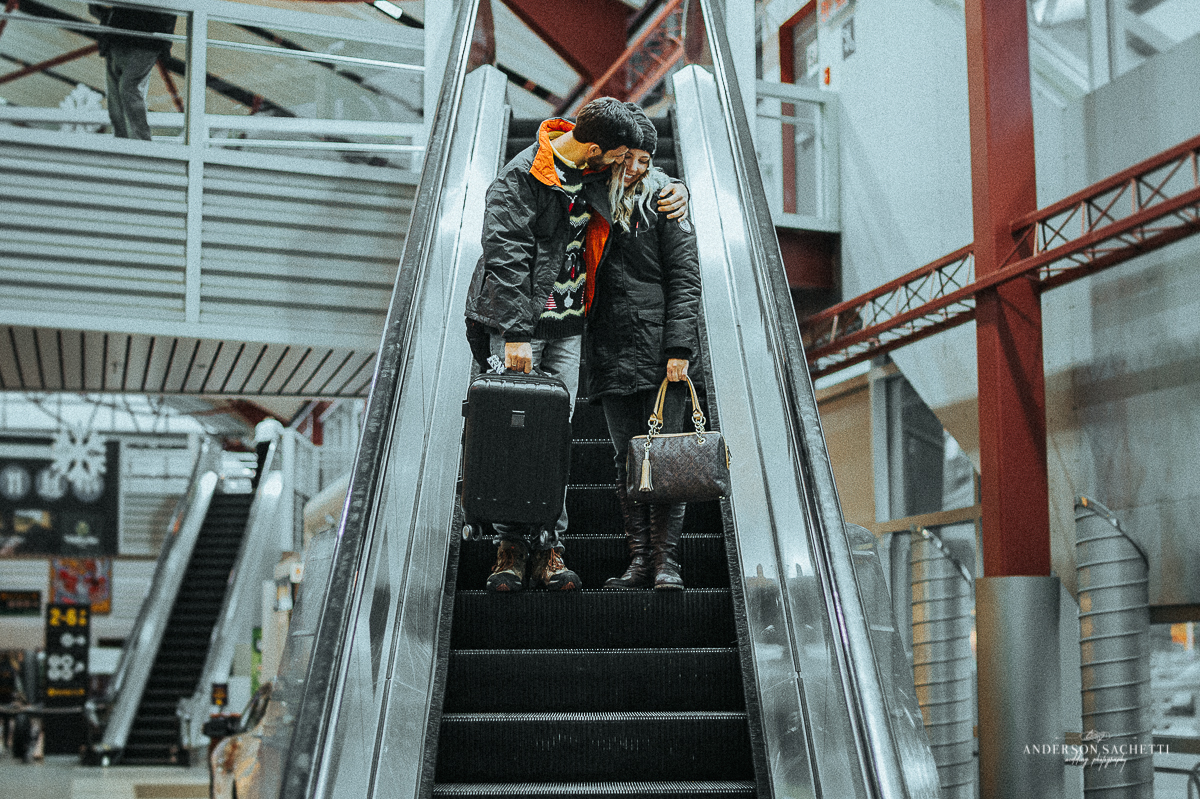 Thunder Bay Ontário Canadá Casal no Aeroporto