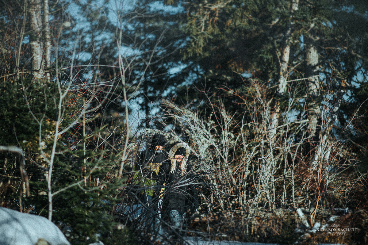 Thunder Bay Ontário Canadá casal passeando na floresta na neve