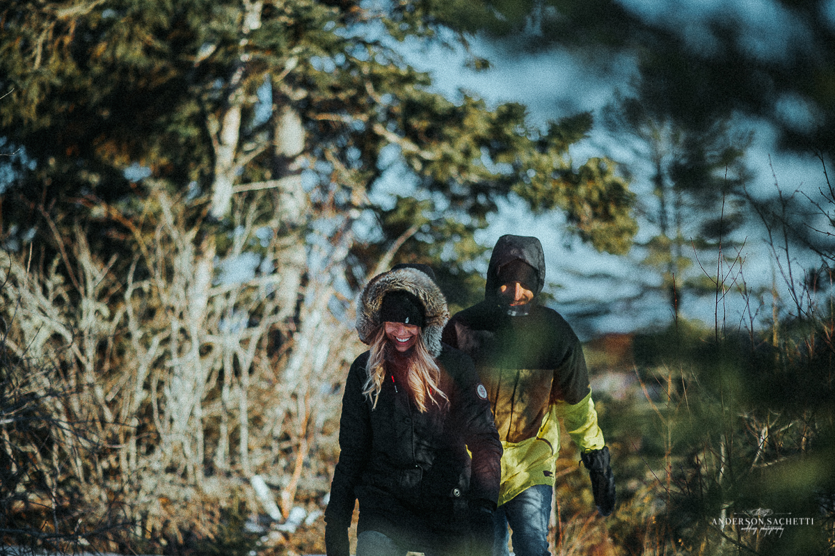 Thunder Bay Ontário Canadá casal passeando na floresta na neve