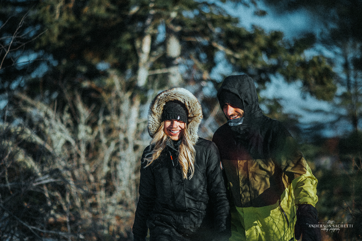 Thunder Bay Ontário Canadá casal passeando na floresta na neve