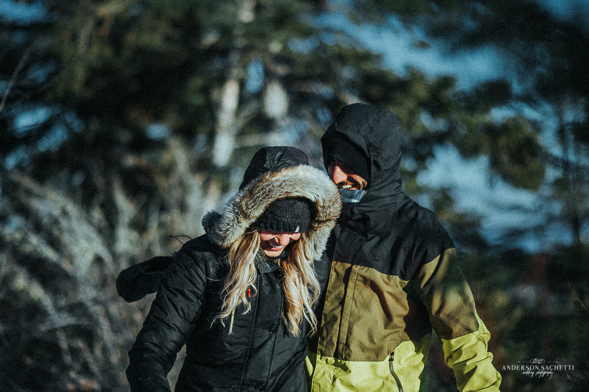 Thunder Bay Ontário Canadá casal passeando na floresta na neve