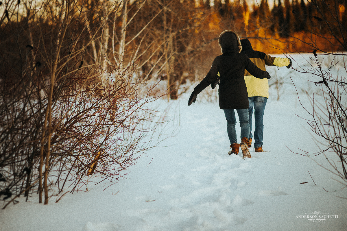 Thunder Bay Ontário Canadá casal passeando na floresta na neve