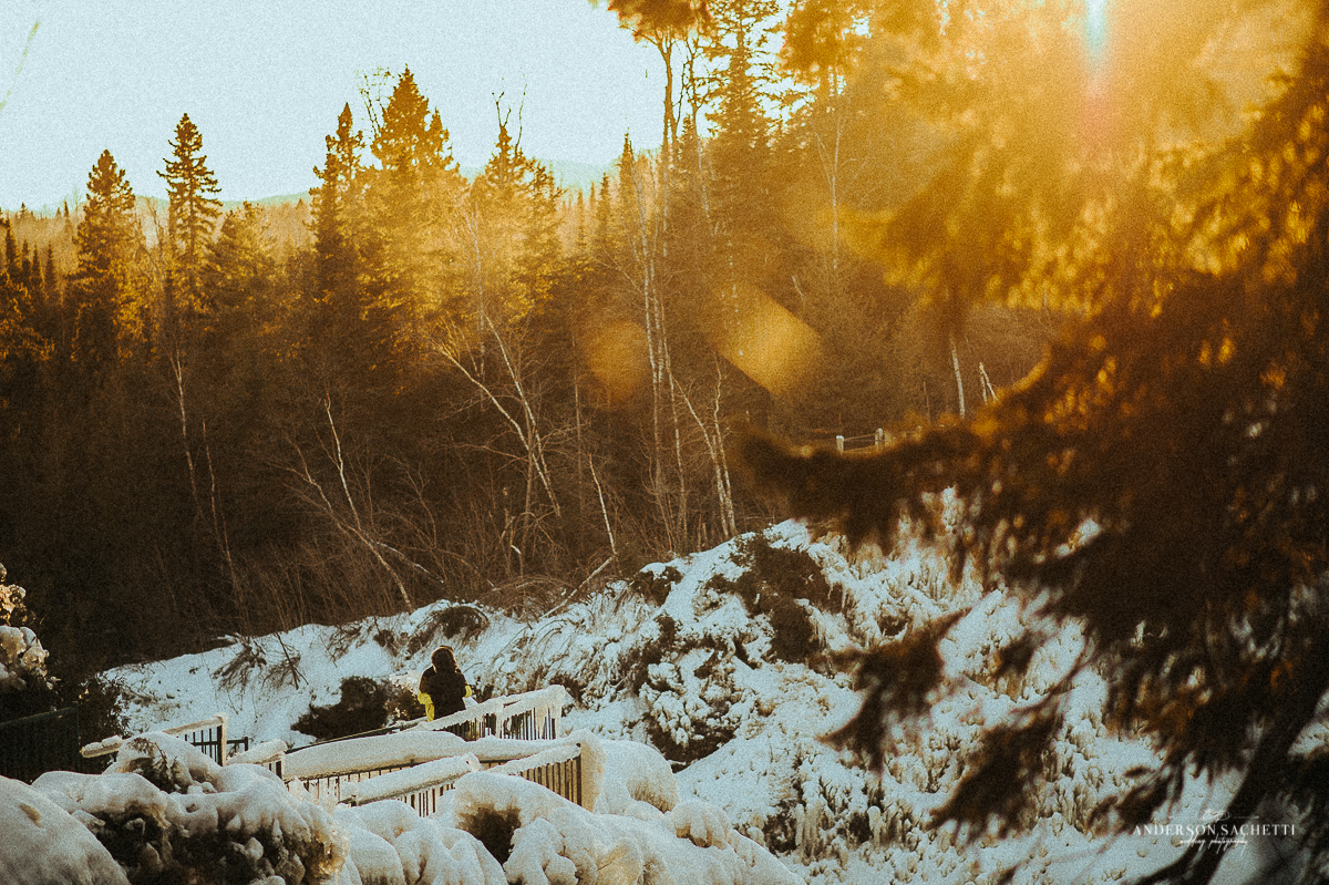 Thunder Bay Ontário Canadá casal passeando na floresta na neve