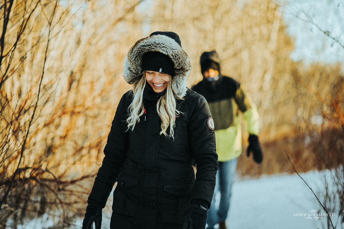Thunder Bay Ontário Canadá casal passeando na floresta na neve