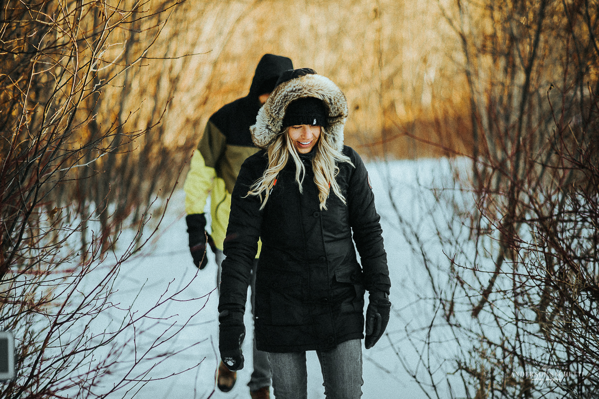 Thunder Bay Ontário Canadá casal passeando na floresta na neve