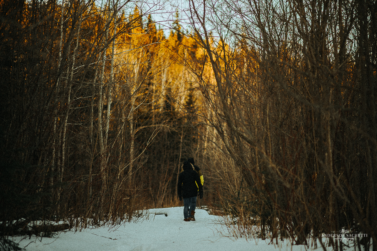 Thunder Bay Ontário Canadá casal passeando na floresta na neve