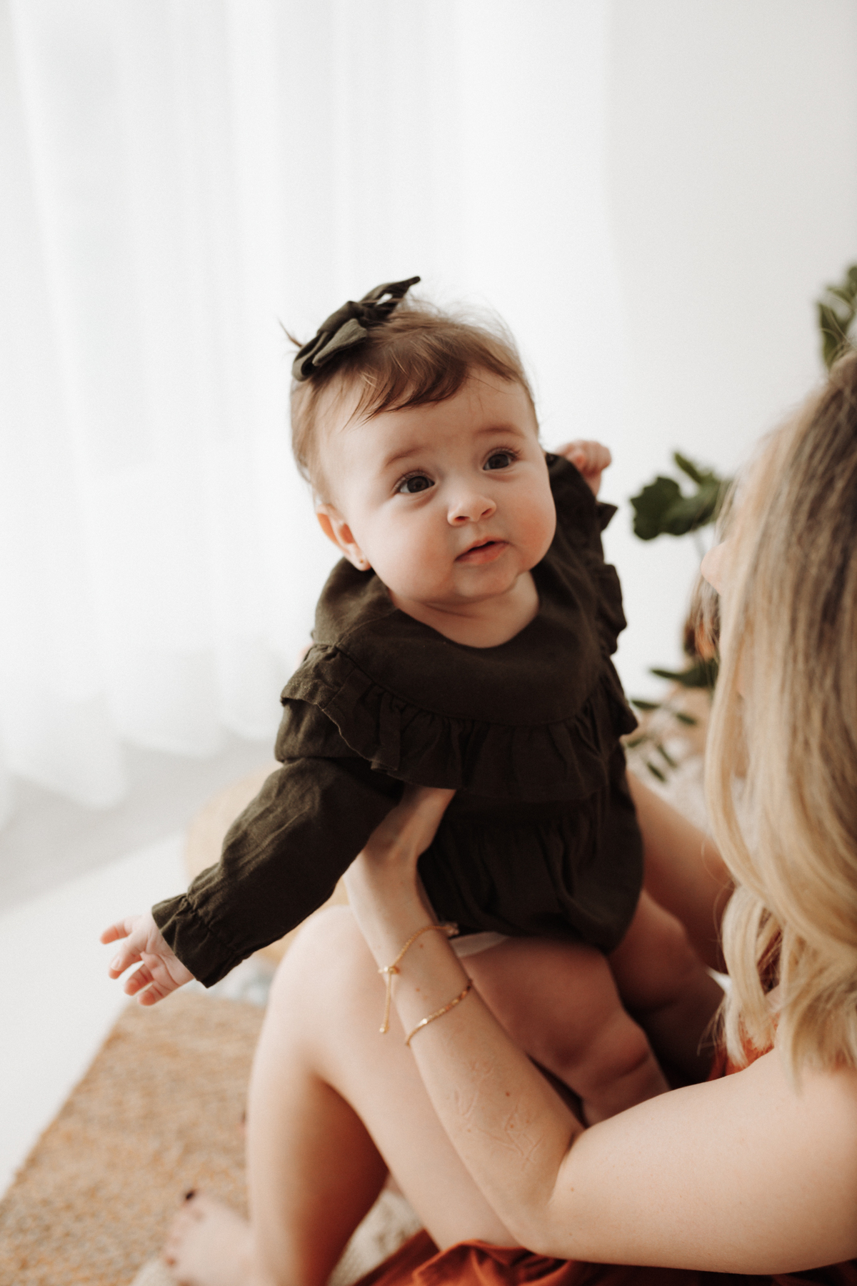 Ensaioinfantilcuritiba,ensaiodefamilia-fotosdefamiliacuritiba-ensaiodebebescuritiba-fotografainfantilcuritiba-tainaportofotografia-estudiofotograficocuritiba