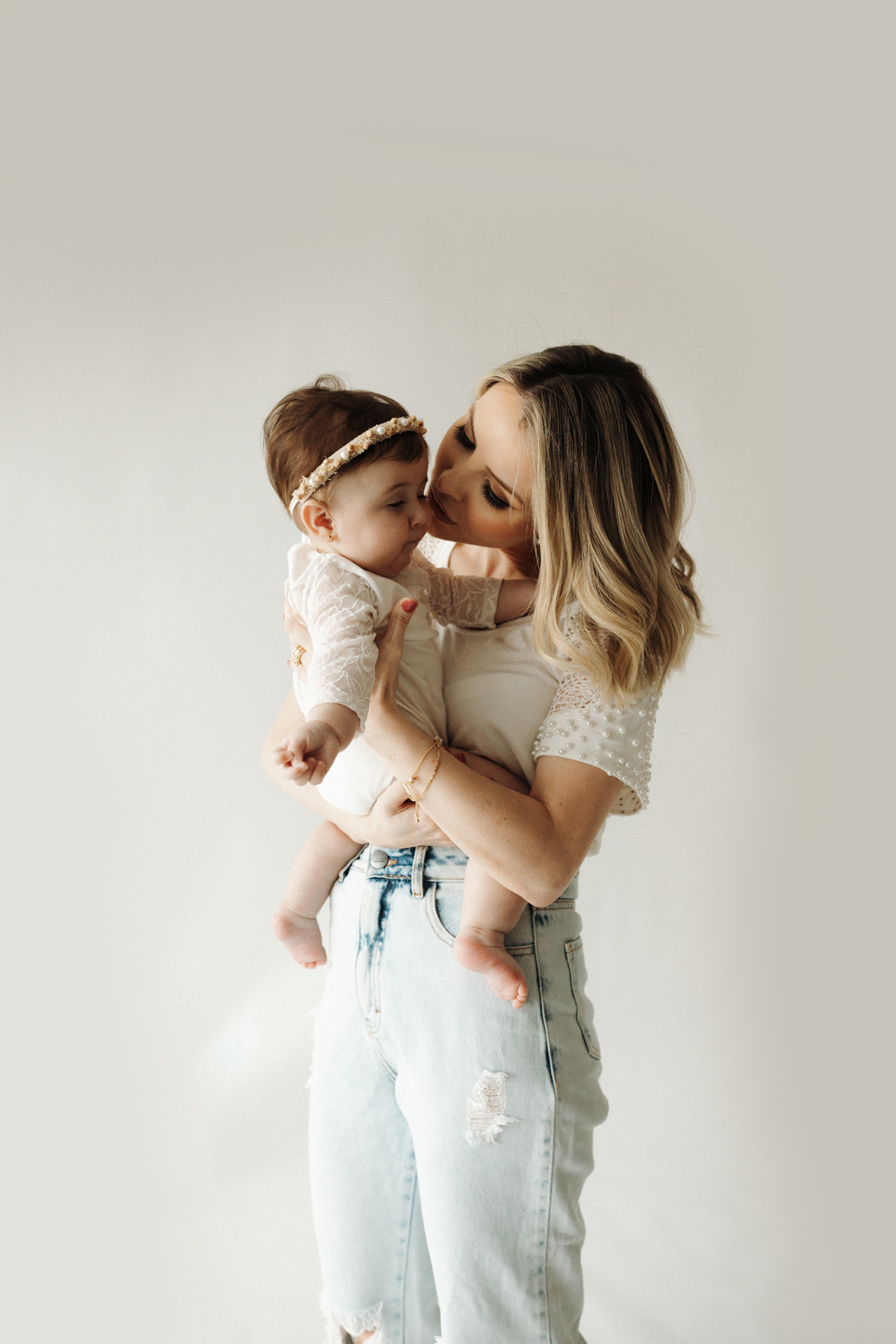 Ensaioinfantilcuritiba,ensaiodefamilia-fotosdefamiliacuritiba-ensaiodebebescuritiba-fotografainfantilcuritiba-tainaportofotografia-estudiofotograficocuritiba