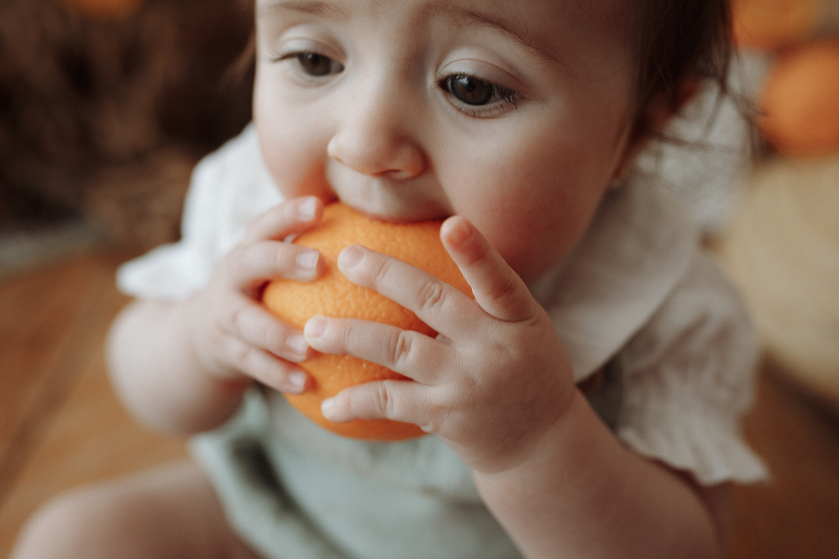 ensaioinfantilcuritiba,fotografiainfantil,fotosdebebes,ensaiodefamiliacuritiba,ensaioinfantilcuritiba,estudiofotograficocuritiba,tainaportofotografia,ensaiodefrutinhas,introduçãoalimentar