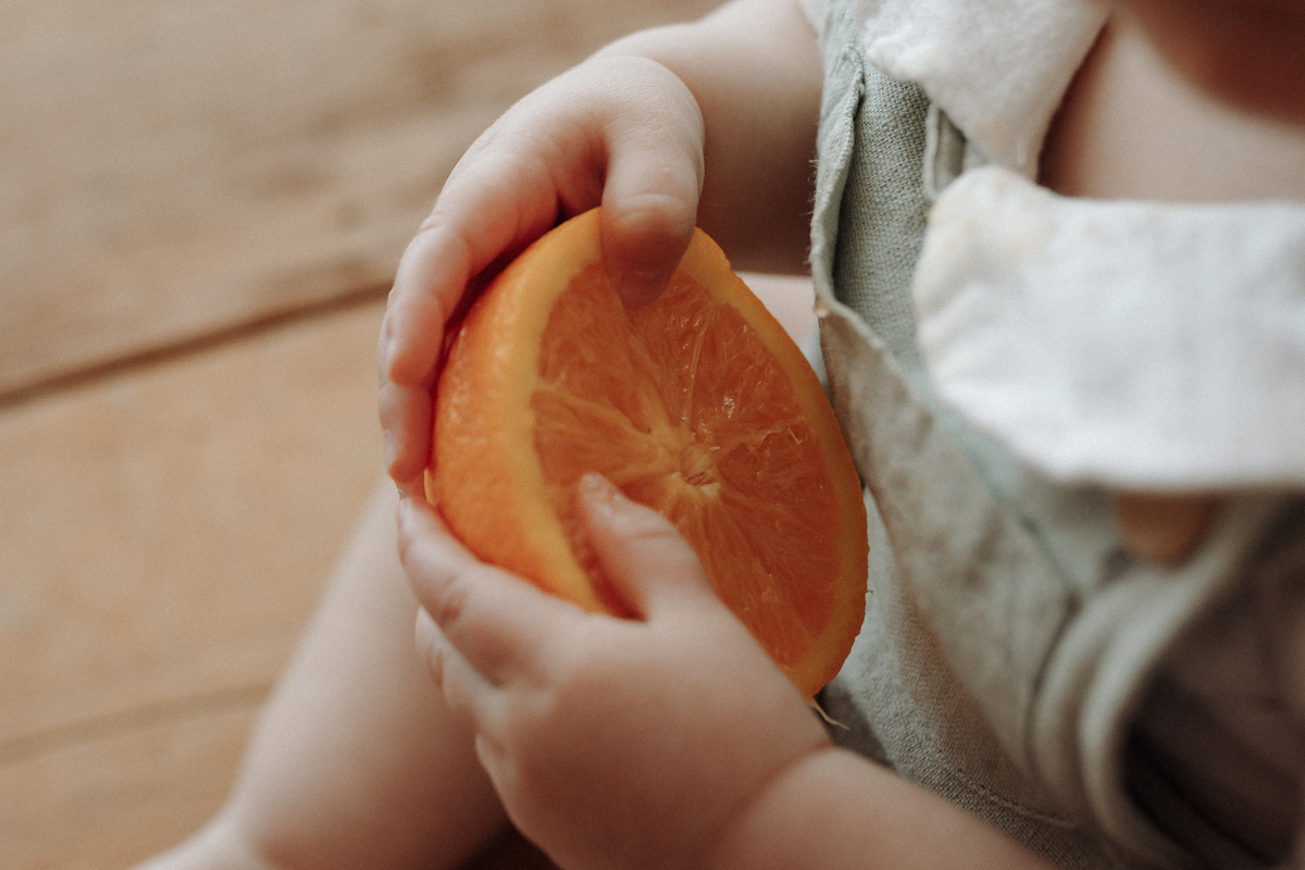 ensaioinfantilcuritiba,fotografiainfantil,fotosdebebes,ensaiodefamiliacuritiba,ensaioinfantilcuritiba,estudiofotograficocuritiba,tainaportofotografia,ensaiodefrutinhas,introduçãoalimentar