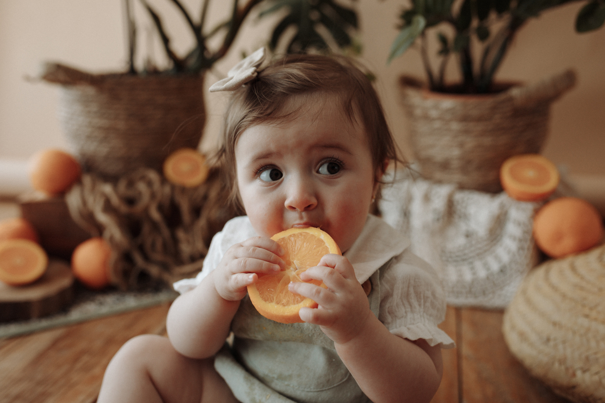ensaioinfantilcuritiba,fotografiainfantil,fotosdebebes,ensaiodefamiliacuritiba,ensaioinfantilcuritiba,estudiofotograficocuritiba,tainaportofotografia,ensaiodefrutinhas,introduçãoalimentar