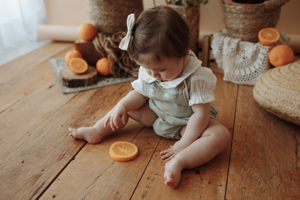 ensaioinfantilcuritiba,fotografiainfantil,fotosdebebes,ensaiodefamiliacuritiba,ensaioinfantilcuritiba,estudiofotograficocuritiba,tainaportofotografia,ensaiodefrutinhas,introduçãoalimentar
