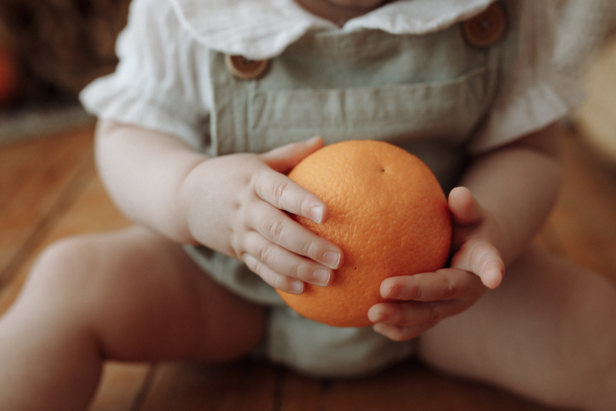 ensaioinfantilcuritiba,fotografiainfantil,fotosdebebes,ensaiodefamiliacuritiba,ensaioinfantilcuritiba,estudiofotograficocuritiba,tainaportofotografia,ensaiodefrutinhas,introduçãoalimentar
