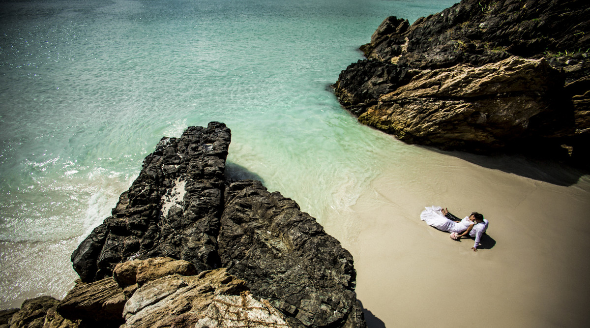#ensaioarraialdocabo #felipesaldanha #felipesaldanhafotografia #fotografobh #fotografobelohorizonte #fotografomg #trashthedress #ensaiocasal #savethedate #fotografocasamentos #ensaionapraia