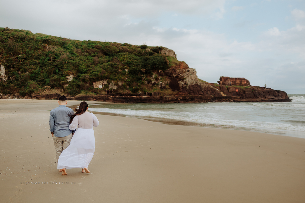 Ensaio externo pré casamento wedding na praia, mar e verão, parque praia da guarita em Torres, litoral norte por Kevin Medeiros fotógrafo em Canoas, porto alegre e RS