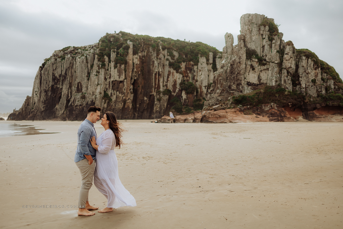 Ensaio externo pré casamento wedding na praia, mar e verão, parque praia da guarita em Torres, litoral norte por Kevin Medeiros fotógrafo em Canoas, porto alegre e RS