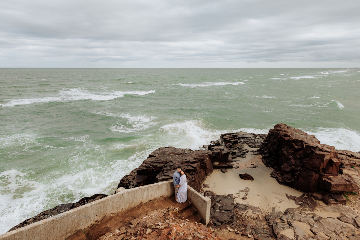 Ensaio externo pré casamento wedding na praia, mar e verão, parque praia da guarita em Torres, litoral norte por Kevin Medeiros fotógrafo em Canoas, porto alegre e RS