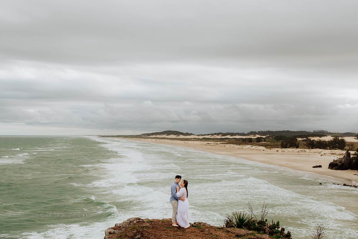 Ensaio externo pré casamento wedding na praia, mar e verão, parque praia da guarita em Torres, litoral norte por Kevin Medeiros fotógrafo em Canoas, porto alegre e RS