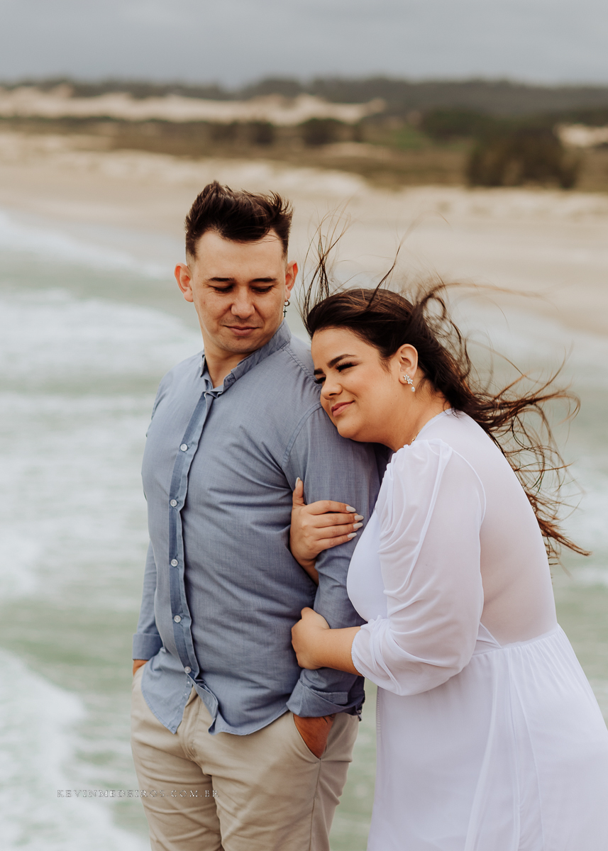 Ensaio externo pré casamento wedding na praia, mar e verão, parque praia da guarita em Torres, litoral norte por Kevin Medeiros fotógrafo em Canoas, porto alegre e RS