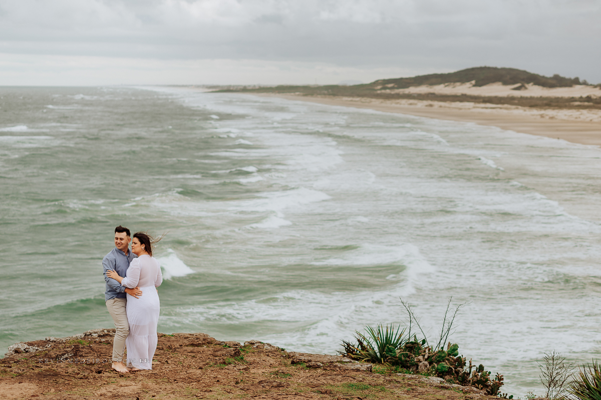 Ensaio externo pré casamento wedding na praia, mar e verão, parque praia da guarita em Torres, litoral norte por Kevin Medeiros fotógrafo em Canoas, porto alegre e RS