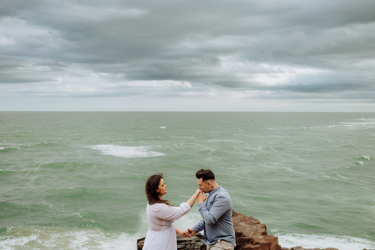 Ensaio externo pré casamento wedding na praia, mar e verão, parque praia da guarita em Torres, litoral norte por Kevin Medeiros fotógrafo em Canoas, porto alegre e RS