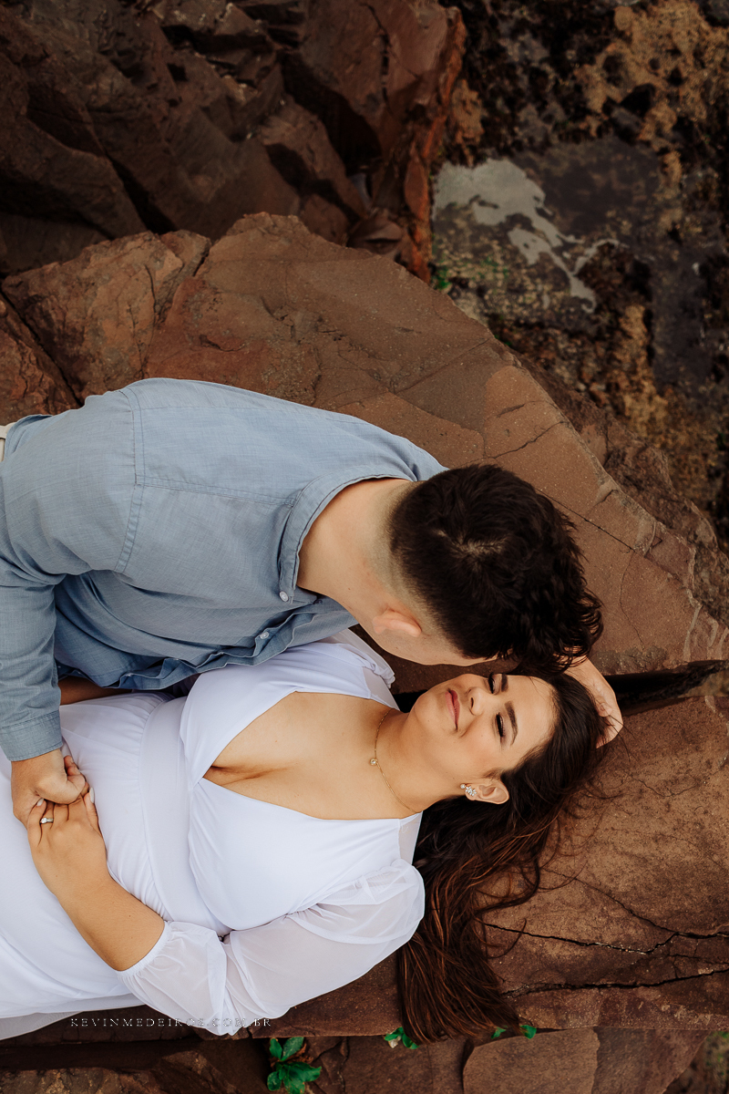 Ensaio externo pré casamento wedding na praia, mar e verão, parque praia da guarita em Torres, litoral norte por Kevin Medeiros fotógrafo em Canoas, porto alegre e RS