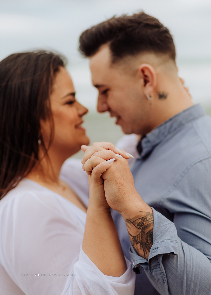 Ensaio externo pré casamento wedding na praia, mar e verão, parque praia da guarita em Torres, litoral norte por Kevin Medeiros fotógrafo em Canoas, porto alegre e RS