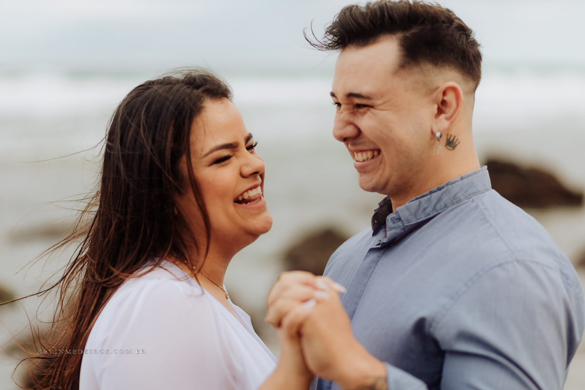 Ensaio externo pré casamento wedding na praia, mar e verão, parque praia da guarita em Torres, litoral norte por Kevin Medeiros fotógrafo em Canoas, porto alegre e RS