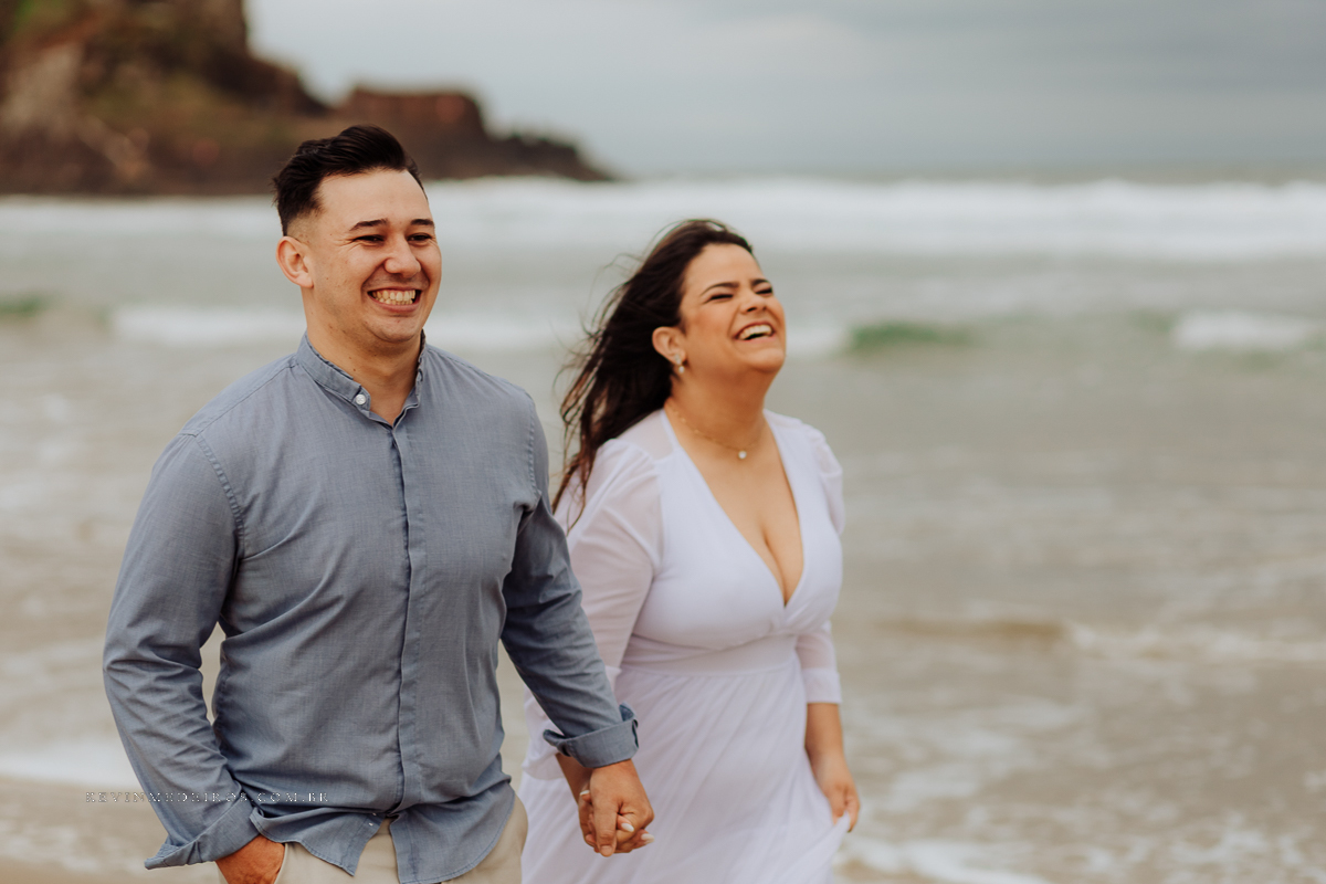 Ensaio externo pré casamento wedding na praia, mar e verão, parque praia da guarita em Torres, litoral norte por Kevin Medeiros fotógrafo em Canoas, porto alegre e RS