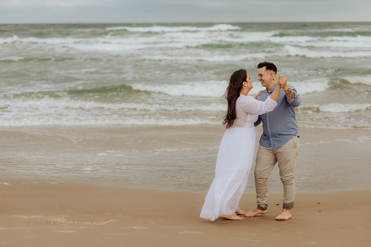 Ensaio externo pré casamento wedding na praia, mar e verão, parque praia da guarita em Torres, litoral norte por Kevin Medeiros fotógrafo em Canoas, porto alegre e RS