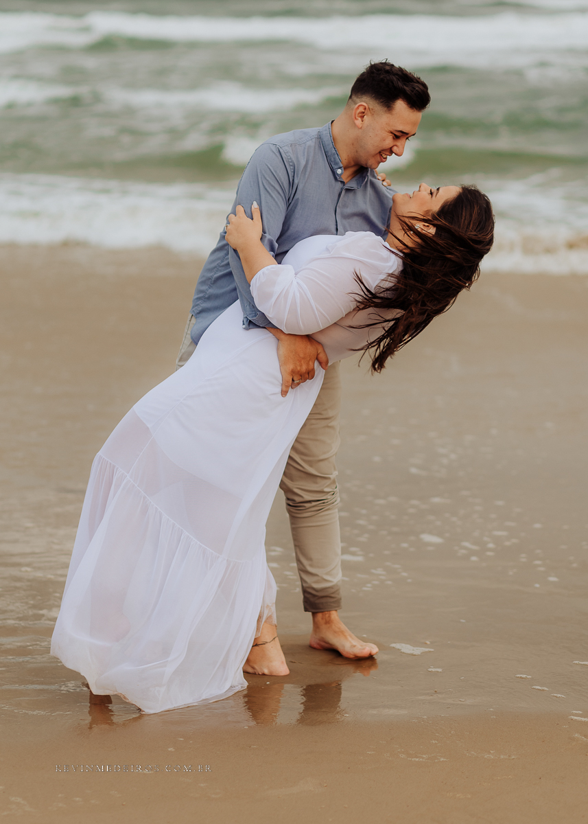 Ensaio externo pré casamento wedding na praia, mar e verão, parque praia da guarita em Torres, litoral norte por Kevin Medeiros fotógrafo em Canoas, porto alegre e RS