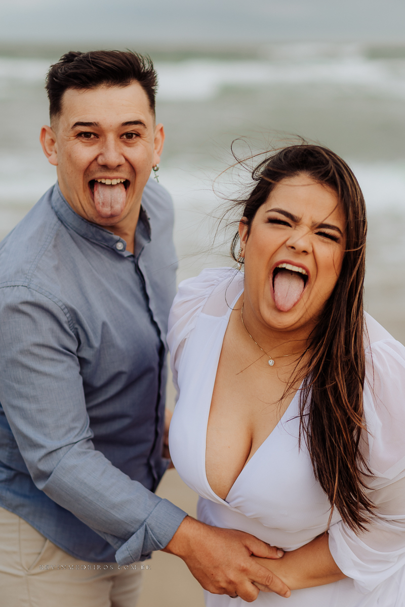 Ensaio externo pré casamento wedding na praia, mar e verão, parque praia da guarita em Torres, litoral norte por Kevin Medeiros fotógrafo em Canoas, porto alegre e RS