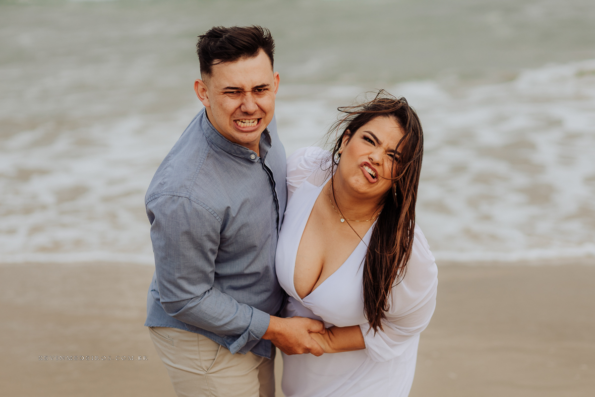 Ensaio externo pré casamento wedding na praia, mar e verão, parque praia da guarita em Torres, litoral norte por Kevin Medeiros fotógrafo em Canoas, porto alegre e RS