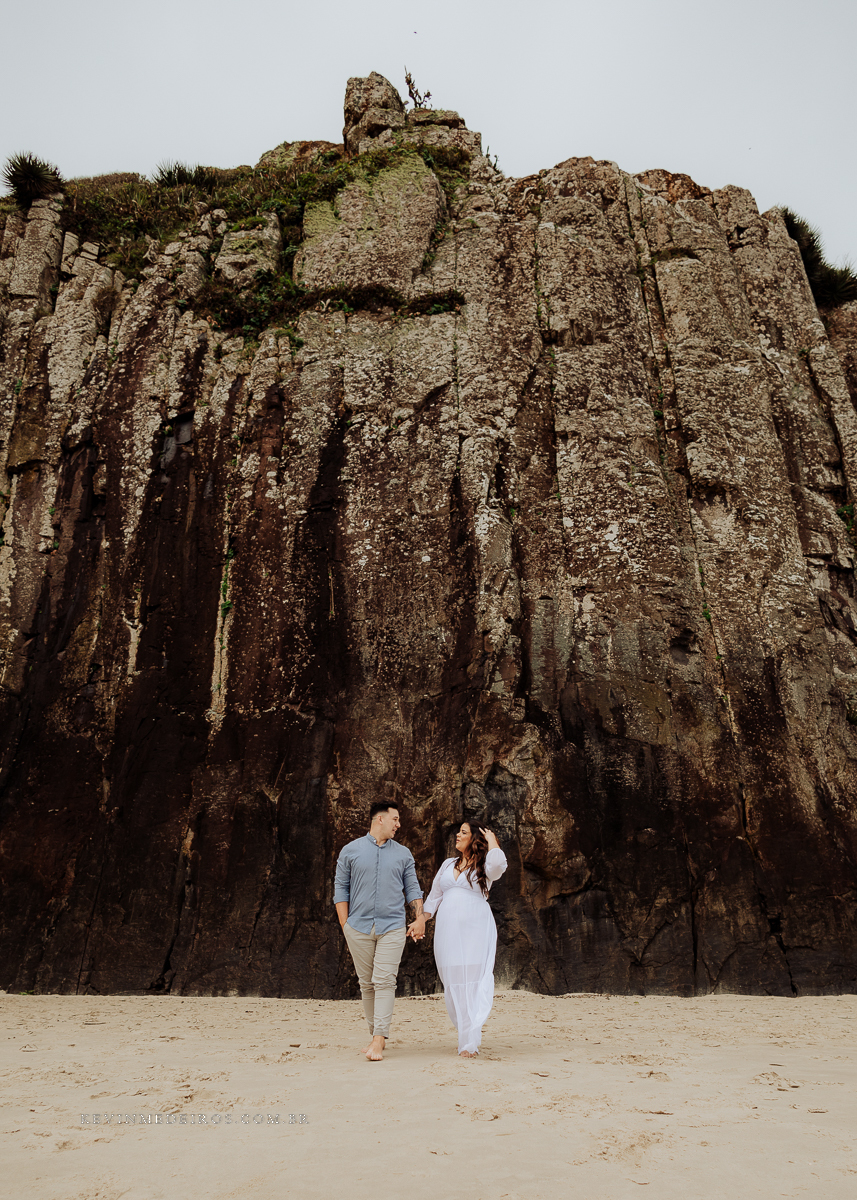 Ensaio externo pré casamento wedding na praia, mar e verão, parque praia da guarita em Torres, litoral norte por Kevin Medeiros fotógrafo em Canoas, porto alegre e RS