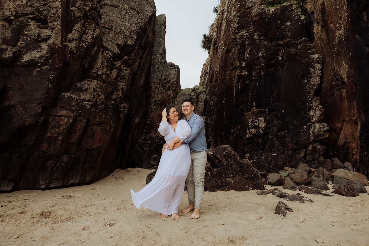 Ensaio externo pré casamento wedding na praia, mar e verão, parque praia da guarita em Torres, litoral norte por Kevin Medeiros fotógrafo em Canoas, porto alegre e RS