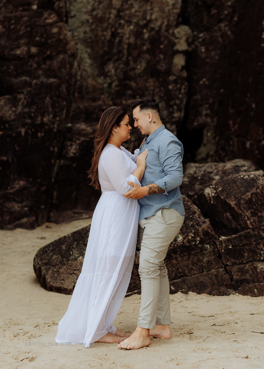 Ensaio externo pré casamento wedding na praia, mar e verão, parque praia da guarita em Torres, litoral norte por Kevin Medeiros fotógrafo em Canoas, porto alegre e RS